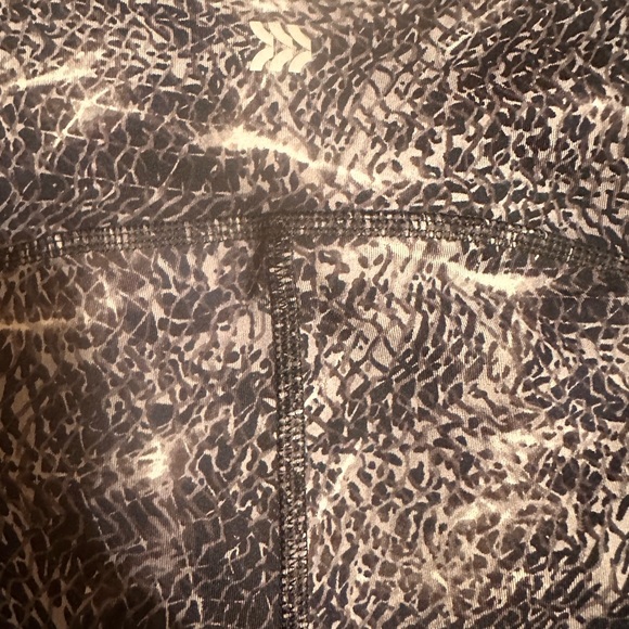 All Motion High Waist Compression Biker Shorts XS Gray Print - Picture 6 of 7